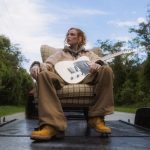 Carol Biazin retoma turnê acústica em 15 cidades após shows esgotados em teatros