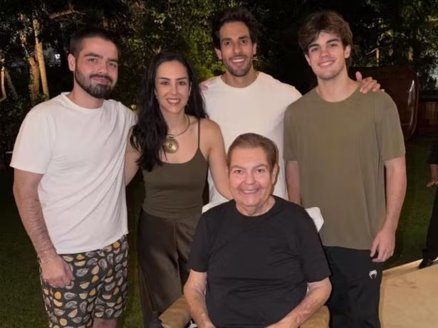 Faustão faz rara aparição de cadeira de rodas no aniversário da filha, Lara Silva