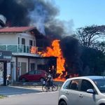 Avião de pequeno porte cai sobre restaurante no litoral do RS e deixa dois mortos