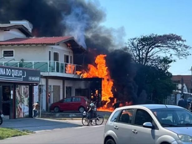 Avião de pequeno porte cai sobre restaurante no litoral do RS e deixa dois mortos