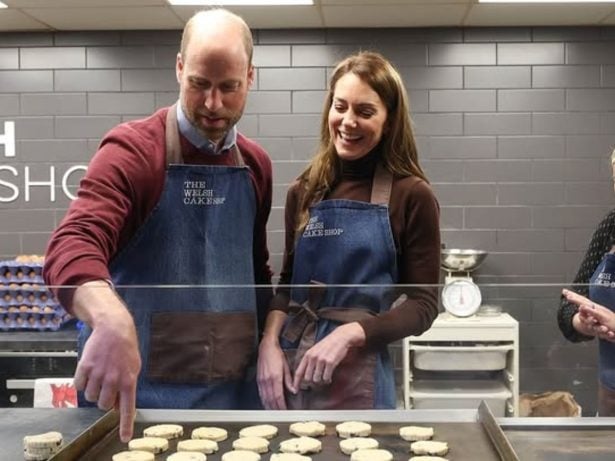 Bake Off? William e Kate atacam de confeiteiros e entregam bolinhos aos súditos