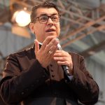 Padre descobre lista com 13 exigências e aconselha noiva a desistir do casamento