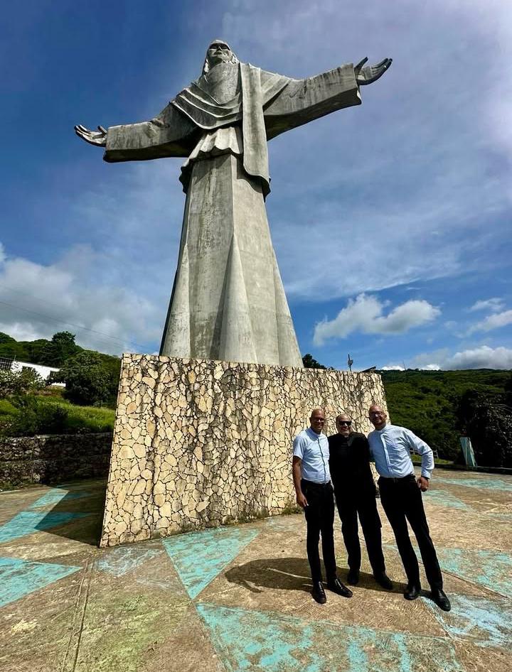 Padre Omar no monumento Cristo Redentor de La Chapa (Reprodução/Instagram)