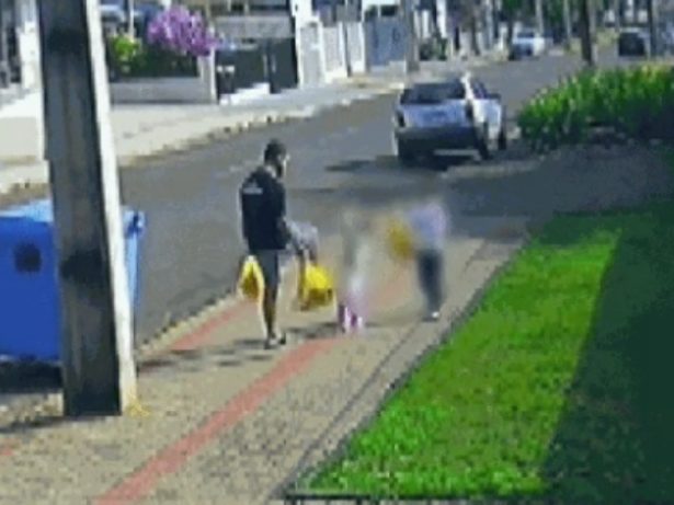 Mãe depõe à polícia após filha ser chutada pelo pai, que segue desaparecido