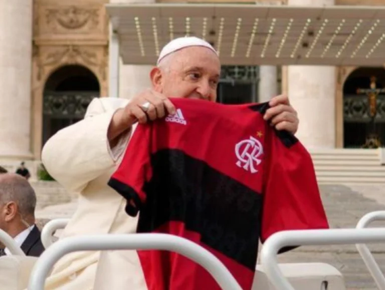 Papa Francisco ganha camisa do Flamengo de brasileiro em  Roma