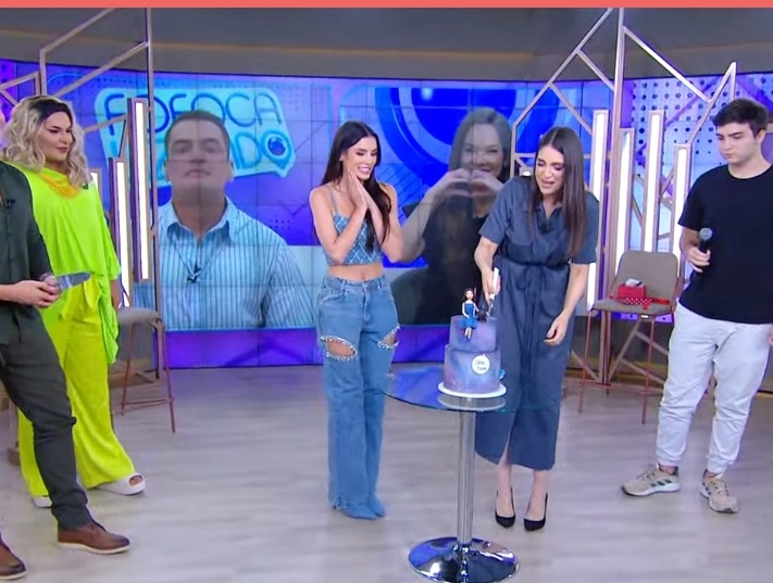 Parabéns, Chris Flores! Apresentadora do SBT é surpreendida por familiares e amigos