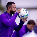 Memphis Depay sofre torção no tornozelo e desfalca Corinthians na Sul-Americana