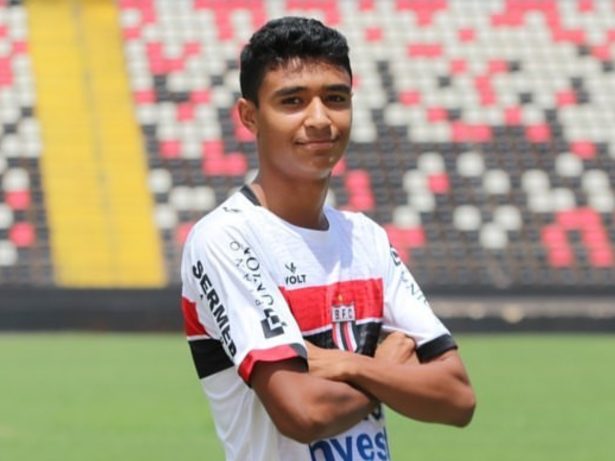 Jogador do Bragantino respira sem ajuda de aparelhos, segundo boletim médico