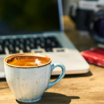 Estudo revela que o café pode interferir na eficácia de antibióticos; entenda