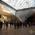 Funcionários do museu do Louvre entram em greve devido às condições de trabalho