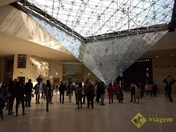 Funcionários do museu do Louvre entram em greve devido às condições de trabalho
