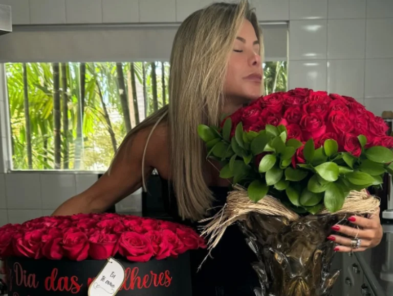 Poliana Rocha recebe rosas vermelhas de Leonardo pelo Dia das Mulheres