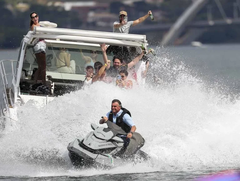 Polícia Federal conclui que Bolsonaro não “importunou” baleia ao andar de jet ski