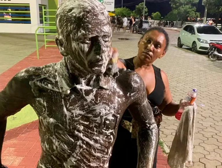 Prima de Daniel Alves limpa estátua do jogador, vandalizada após condenação por estupro
