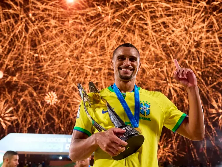 Primeiro hexa do Brasil no futebol vem na areia e jogadores comemoram com passinho