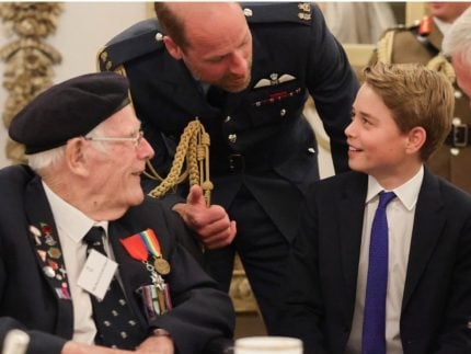 George, herdeiro de Príncipe William, é ovacionado em evento da Família Real britânica