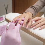 Anvisa proíbe compostos usados em esmaltes em gel por risco de câncer e infertilidade