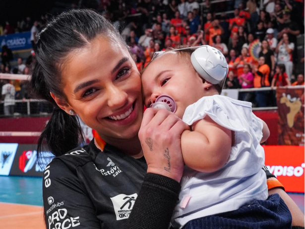 Jogadora Key Alves fala da emoção de levar a filha à quadra de vôlei: “Representa muito”