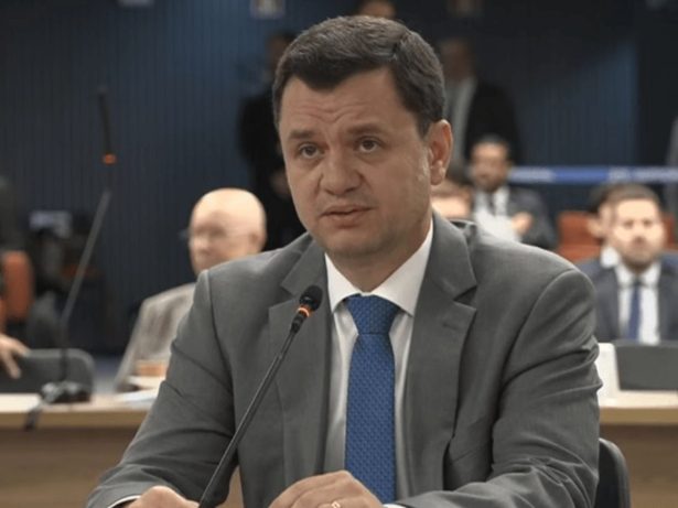 PGR diz que Anderson Torres falsificou passagem “para fugir de responsabilidade”