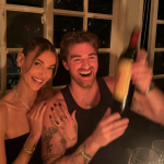 Romance internacional: Vocalista do The Chainsmokers oficializa noivado com brasileira