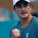 João Fonseca estreia com vitória no Miami Open e vai enfrentar melhor do mundo na 2ª rodada