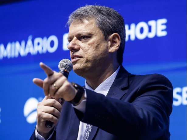 Tarcísio sugere “40 anos em 4” para o Brasil e deixa “no ar” possível candidatura em 2026