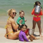 Da Sapucaí para o mar: Virginia curte dia de praia com os filhos e recebe comentário de Vini Jr.