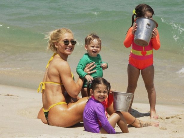 Da Sapucaí para o mar: Virginia curte dia de praia com os filhos e recebe comentário de Vini Jr.