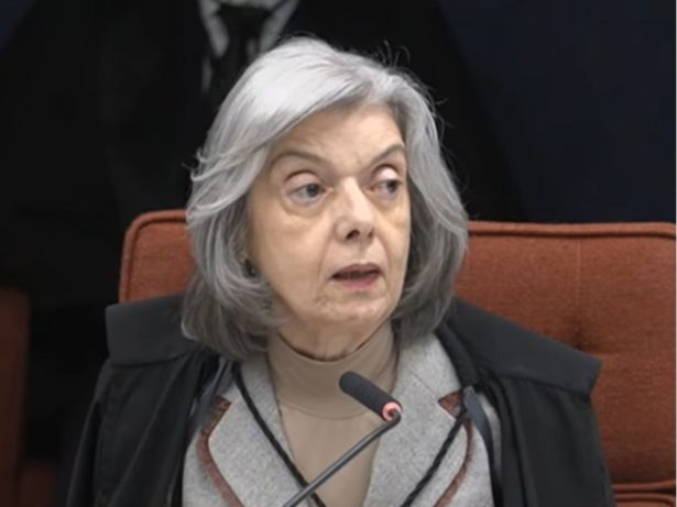 Cármen Lúcia corrige advogado em sessão e nega que TSE tenha cogitado voto impresso