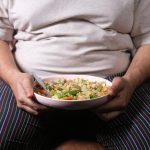 Estudo aponta que há mais jovens com obesidade do que desnutridos; especialistas explicam