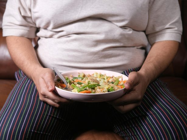 Estudo aponta que há mais jovens com obesidade do que desnutridos; especialistas explicam