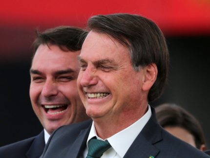 Flávio, ao fundo, e Jair Bolsonaro