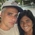 O amor venceu: Bruno Gagliasso posa ao lado da mãe após desavenças políticas
