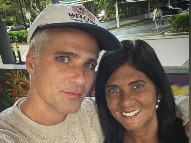 O amor venceu: Bruno Gagliasso posa ao lado da mãe após desavenças políticas