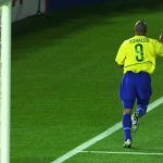 Neymar pode se espelhar? Em 2002, Ronaldo foi de descartado a herói da Copa