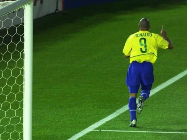 Neymar pode se espelhar? Em 2002, Ronaldo foi de descartado a herói da Copa