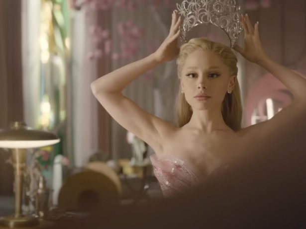 Ariana Grande expande carreira no cinema e confirma novo filme com diretor de “Wicked”