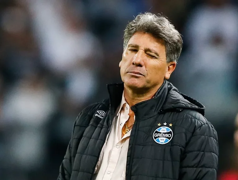 Renato Gaúcho, técnico do Grêmio, é resgatado após ficar ilhado em hotel no RS