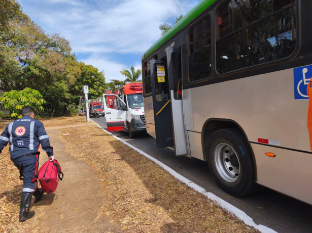 Idoso sofre mal súbito em ônibus e é socorrido por passageira no DF