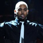 Chris Brown permanece preso até a próxima audiência; saiba a data