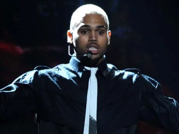 Chris Brown permanece preso até a próxima audiência; saiba a data