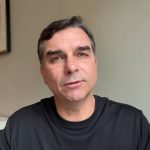 Flávio Bolsonaro critica ação da Polícia Federal contra o pai: “Cortina de fumaça”