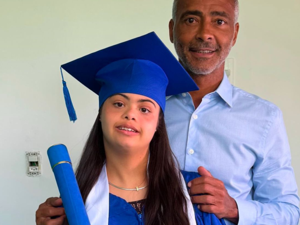 Romário celebra formatura de filha com síndrome de Down: “Rumo a faculdade”