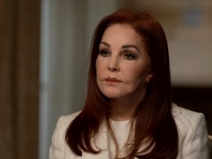 Priscilla Presley enfrenta ação de US$ 50 milhões por supostamente antecipar morte da filha