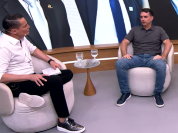 Flávio Bolsonaro diz que Lula “acaba com a democracia” e critica evento do SBT News