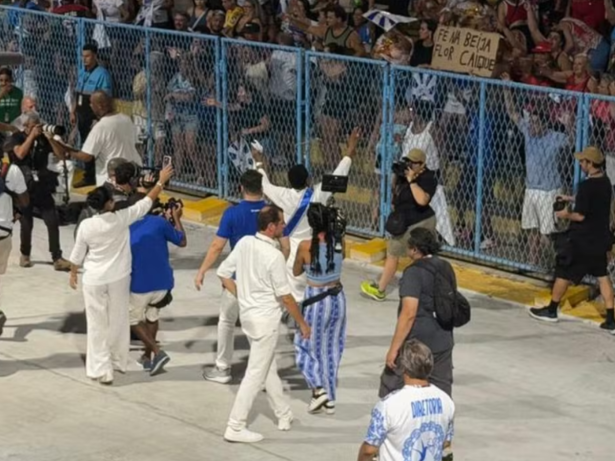 Neguinho da Beija-Flor é aclamado em 1ª vez na Sapucaí após aposentadoria