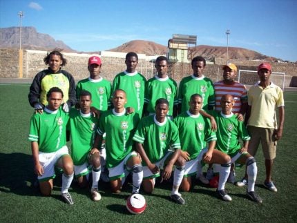Outro Corinthians: clube de Cabo Verde joga até de verde e inspira paixão pelo futebol