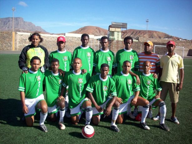 Outro Corinthians: clube de Cabo Verde joga até de verde e inspira paixão pelo futebol