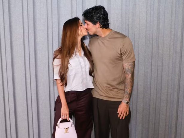 Pombinhos! Medina posa aos beijos com Isabella Arantes, sua nova namorada