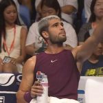 Alcaraz se irrita com juiz em Tóquio, mas vence americano e fatura 8º título na temporada